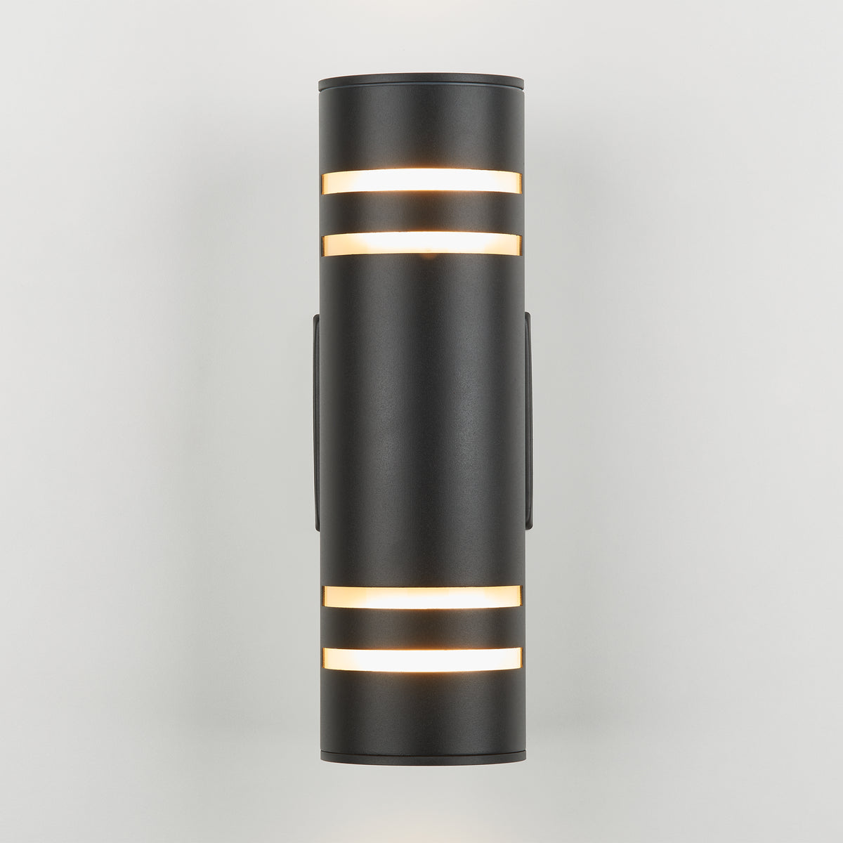 V3 indoor-outdoor wall light